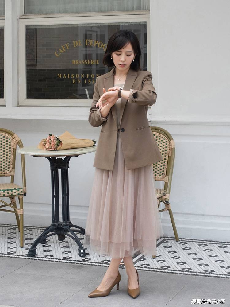 曲线 秋季还是穿“过膝裙”最优雅，选这4款搭配毛衣、针织衫，真高级