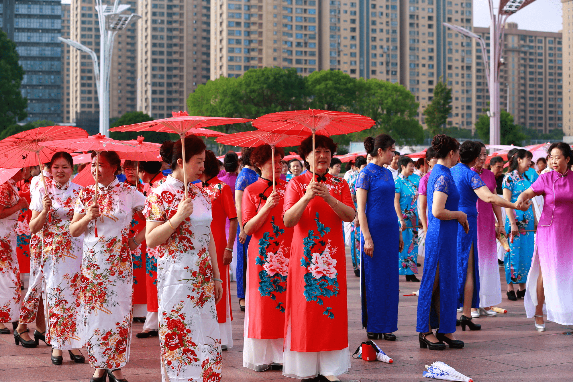 文化苏州市舞蹈联盟旗袍协会举办重阳千人佳丽旗袍秀在活力岛盛姿绽放