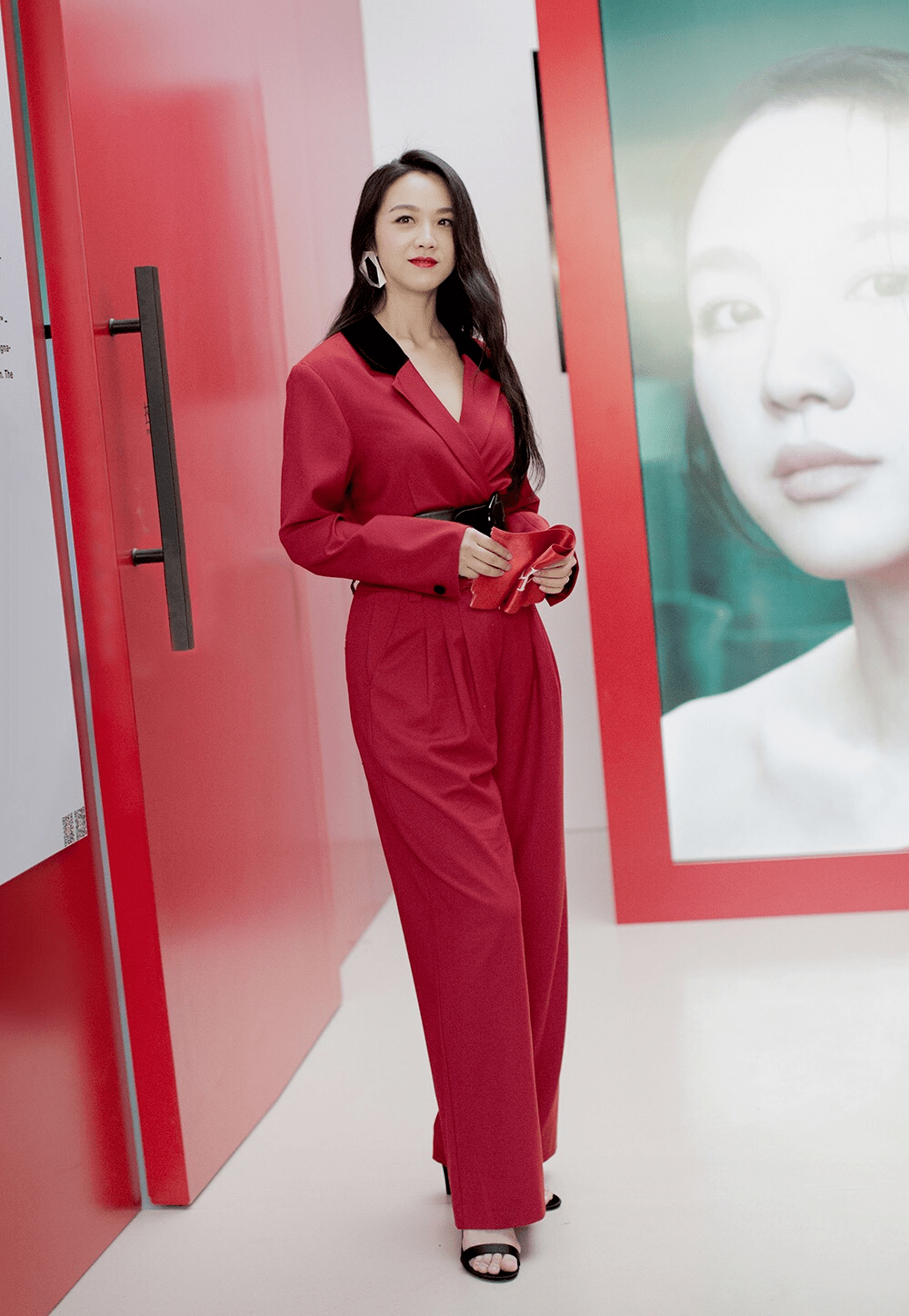 黑色 汤唯气质没咋变,格纹外套搭牛仔裤利落有型,会搭配40+不显老