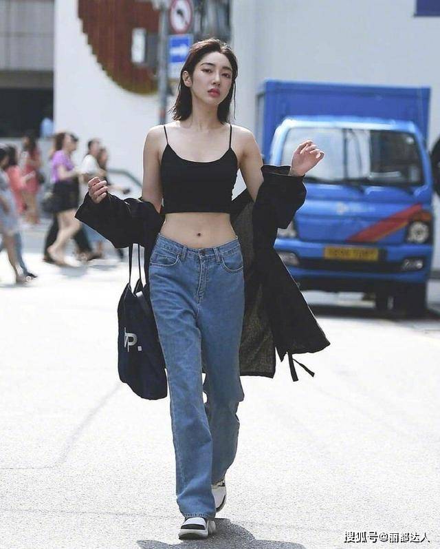 个性 人间真实”的首尔街拍：皮肤黑、个子矮，但仅凭“穿搭”就赢了