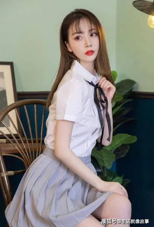 显得 清纯少女展现自然美感，冰清玉洁照样让人们心动