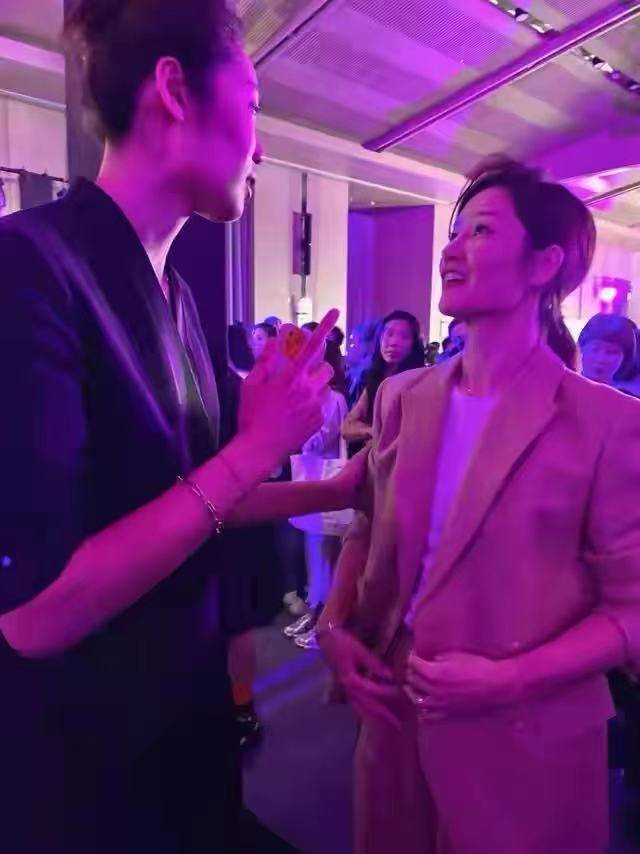 颜色 众星助阵丑模吕燕！孙俪脖子短仪态差陈法蓉衣服打褶，李娜胖太多