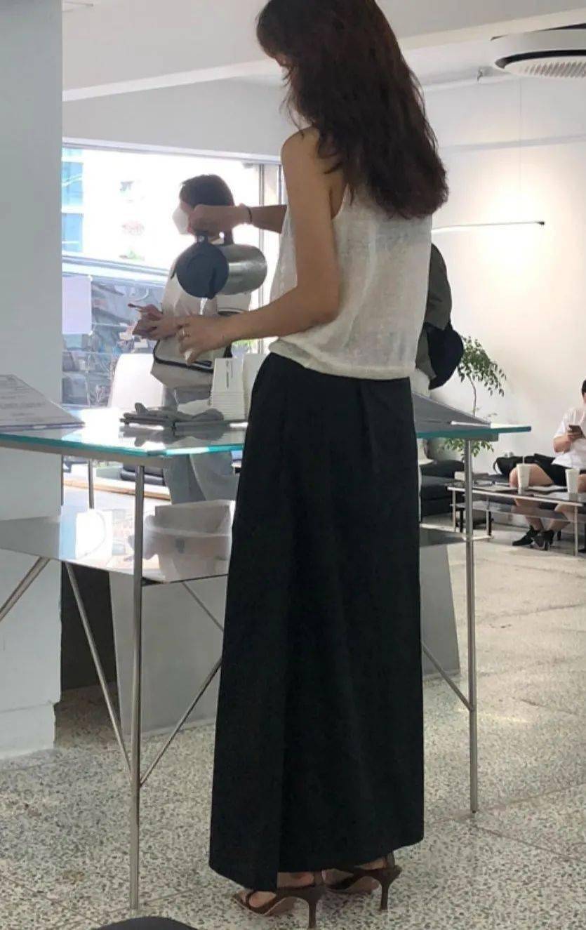 下装 白色针织衫