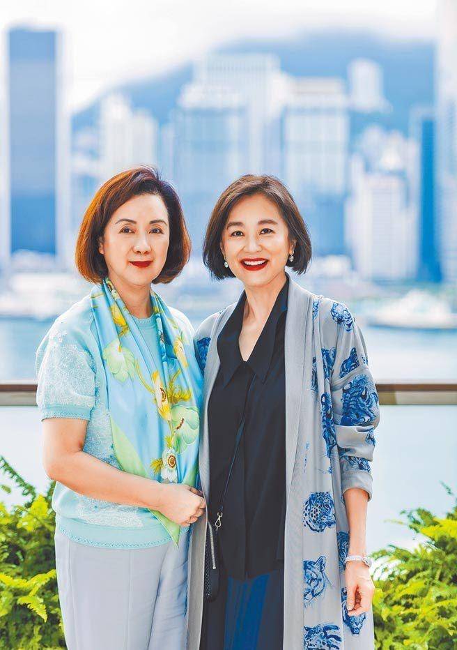 原配 林青霞现身姐妹聚会,66岁穿开衫没白发好精神,谢贤原配戴帽抢镜