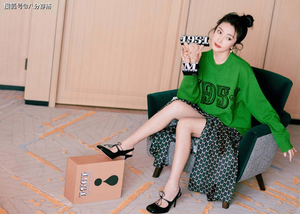李冰冰 李冰冰新造型太美,绿毛衣配印花半裙大玩少女风,青春减龄好惹眼