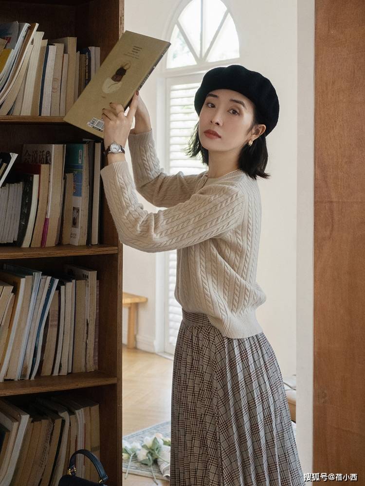 曲线 秋季还是穿“过膝裙”最优雅，选这4款搭配毛衣、针织衫，真高级