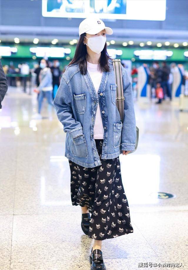 Polo 董洁带11岁儿子出门，穿破洞裤太潮了，说是姐弟大家都信