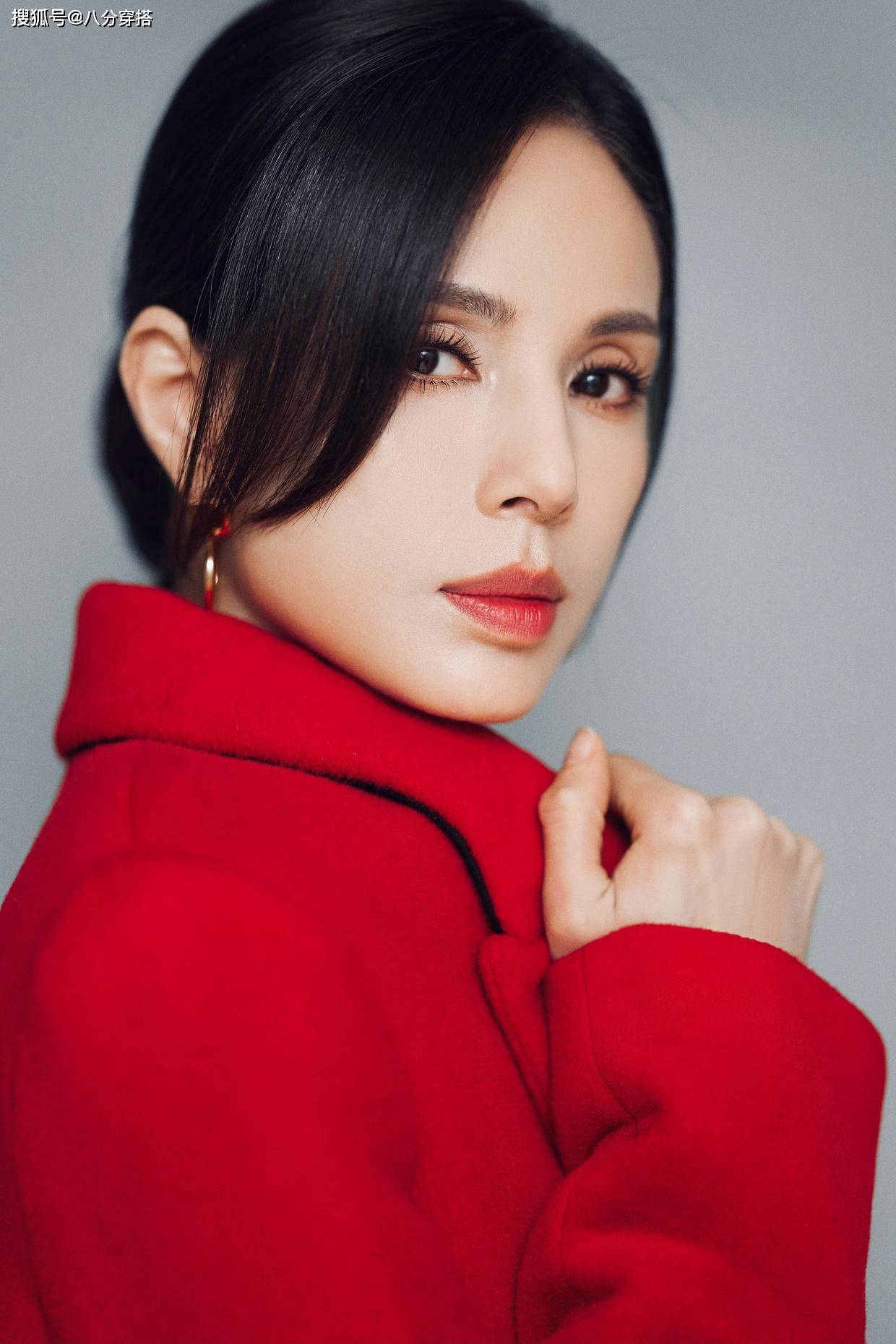 身材 李若彤有多自信？穿红色大衣配丝袜秀“小鸟腿”，这身材堪比少女