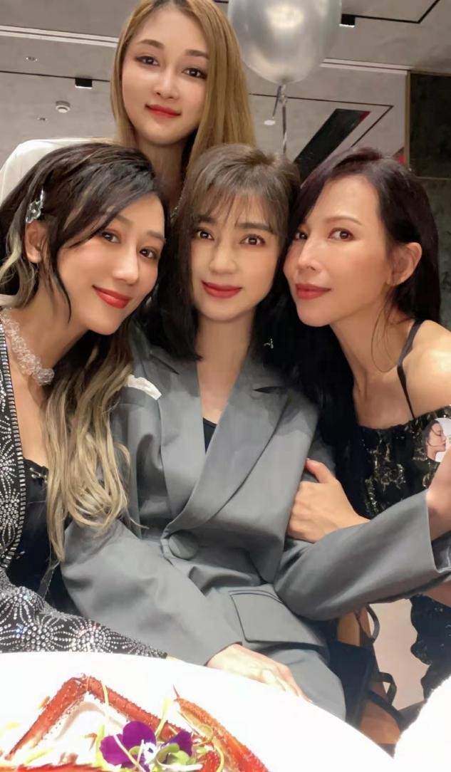 蔡少芬 冉莹颖高调庆生,港圈明星大集合,郑恺夫妇罕露面苗苗打扮最朴素