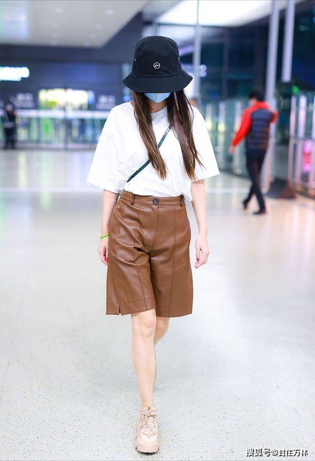 小姑娘 Angelababy是怎么想的？小白鞋吊牌没折直接穿，配卫衣似小姑娘