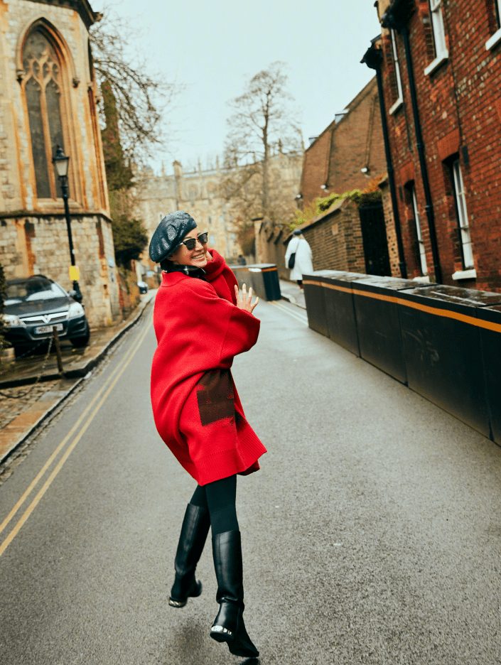 见识 52岁许晴真年轻,穿红大衣配长靴开心大笑,见识到了真正的气质美