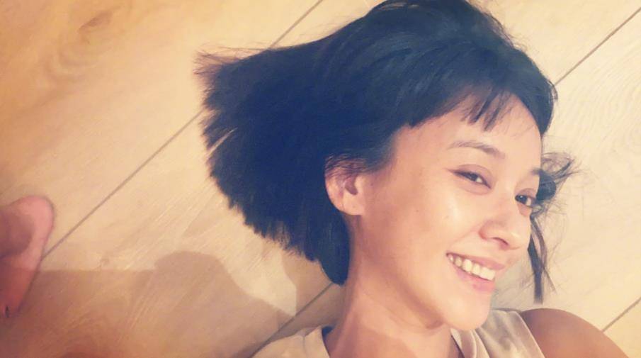 活动|陈意涵挺9月孕肚出席活动，黑裙低调不显腹，孕期身材管理超在线