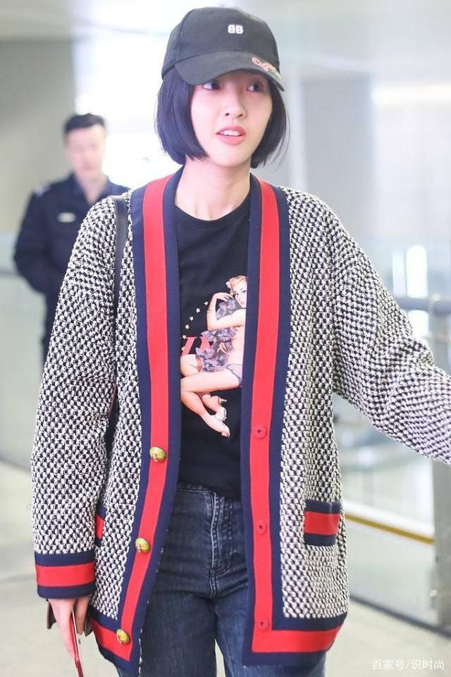 黑色 唐艺昕嘻哈打扮现身机场,印花卫衣配小脚裤,看着比张若昀还有型