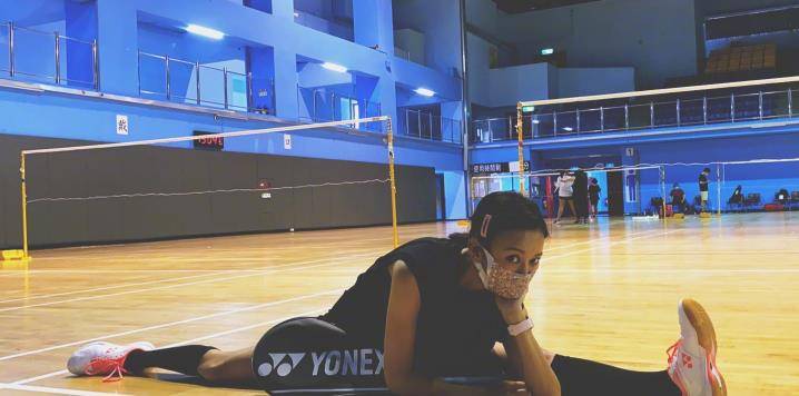 活动|陈意涵挺9月孕肚出席活动，黑裙低调不显腹，孕期身材管理超在线