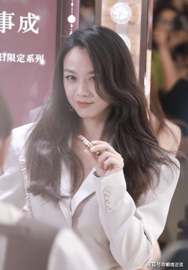 女神 汤唯终于回国营业了，穿西装配大波浪卷发好高级，气质无敌