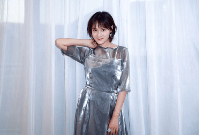 身材 叶一茜真够“阔太”气质范，短发配纯色系连衣裙魅力十足，真高级