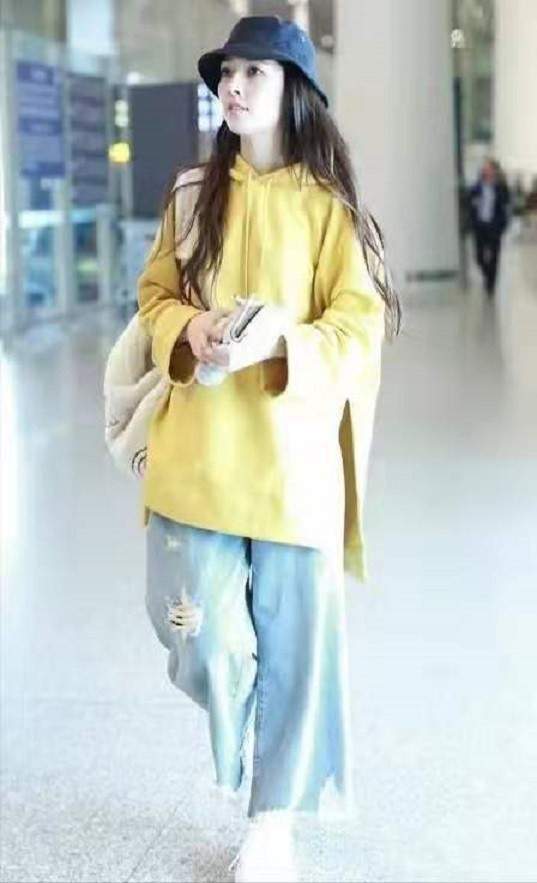 下装 郭碧婷成为宝妈风采依旧，卫衣搭阔腿牛仔裤，随性减龄超好看