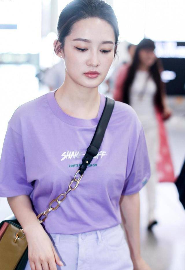 香芋 李沁的“少女感”绝了，香芋紫T恤配半身裙清新俏皮，甜美温柔