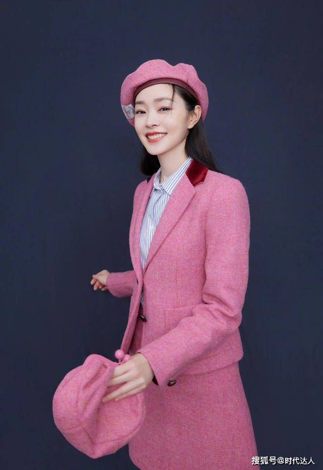 套装 被宋轶的“空姐”造型惊艳了，粉色职业装减龄又知性，郭麒麟快来