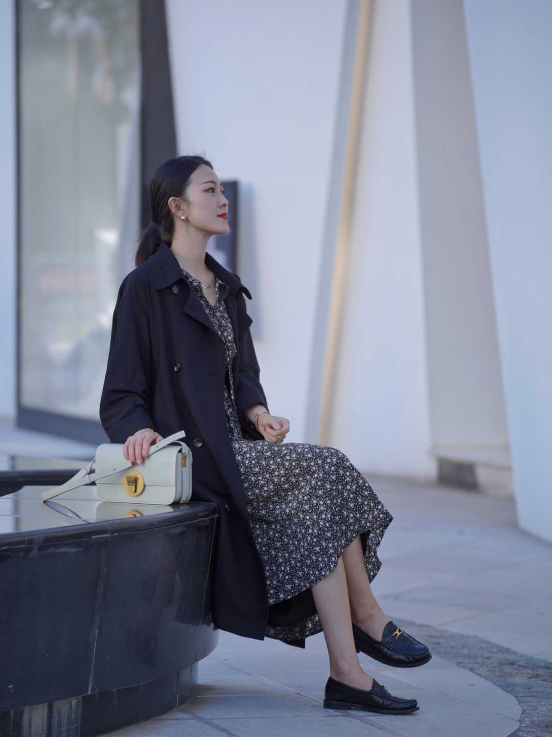 身材 风衣到底有多百搭?连帽卫衣、高领毛衣、衬衫都能配,高级洋气