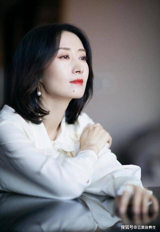 展现 刘敏涛面白唇红很贵气,“自己买冰激凌”很酷,自信独立是王道