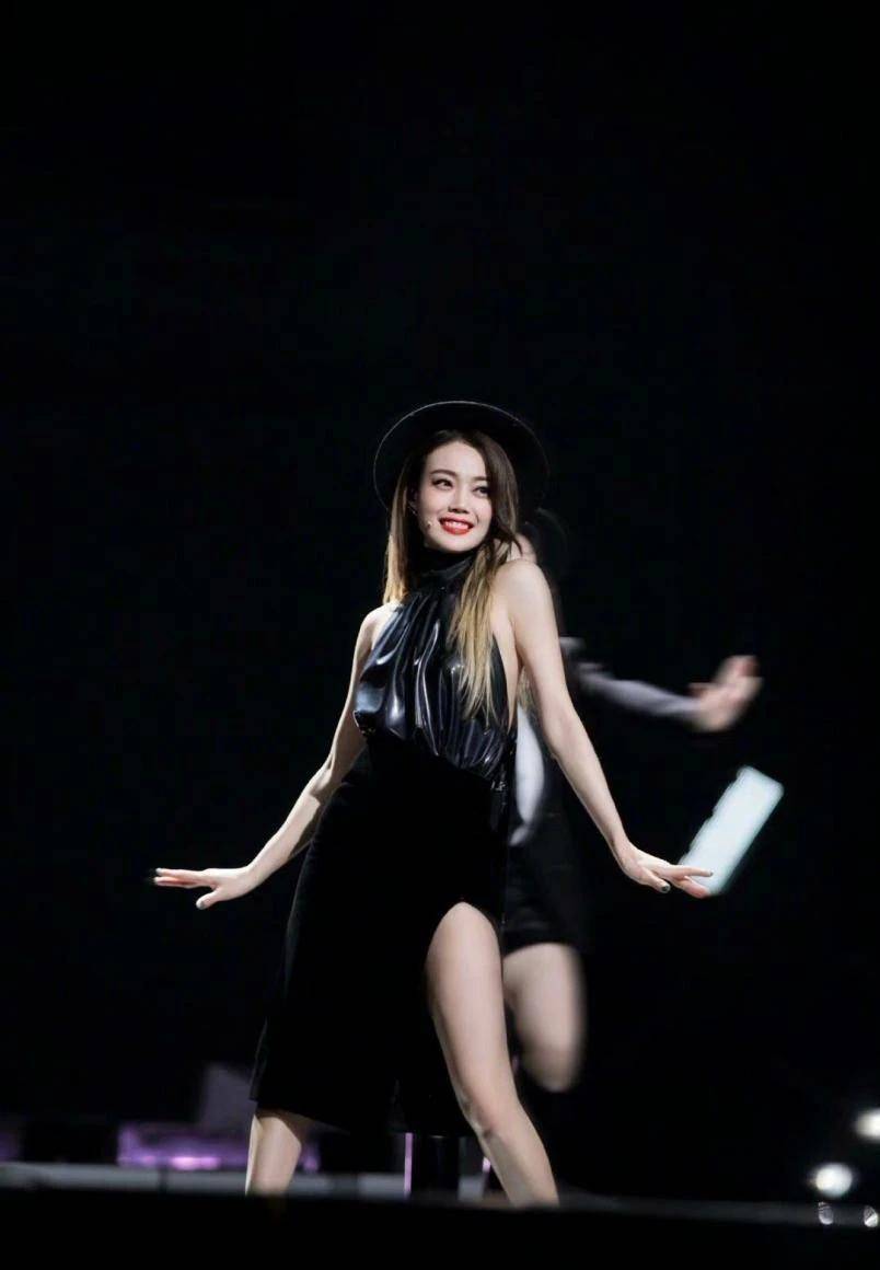 好身材 容祖儿就像黑色天鹅，穿黑色服装秀出好身材，女人看了都心动