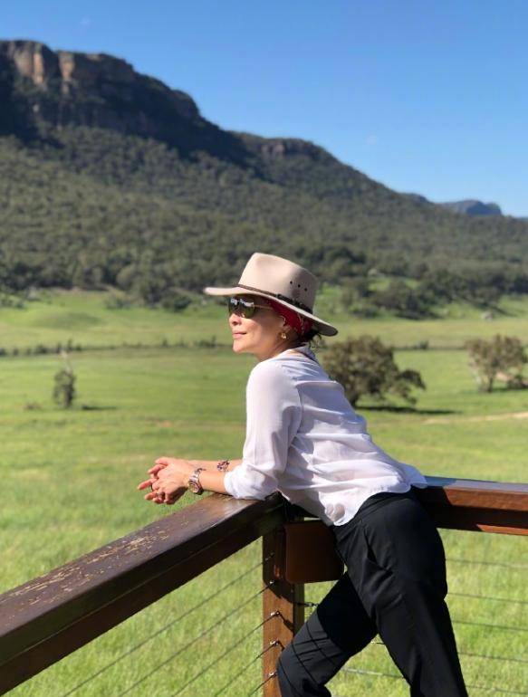 黑色 刘嘉玲真是冻龄女神，穿白色衬衫搭配黑色西裤简约大气，漂亮大方