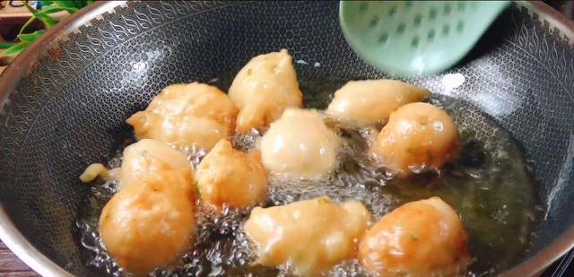 葱花|不会做油条，试试这种做法，面团往锅里一扔，比油条吃着更解馋