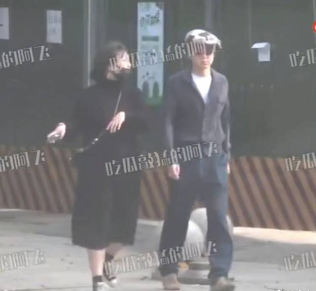 张哲轩马思纯张哲轩挽手逛街，马思纯小腿肿胀肚子微微隆起两人感情真好