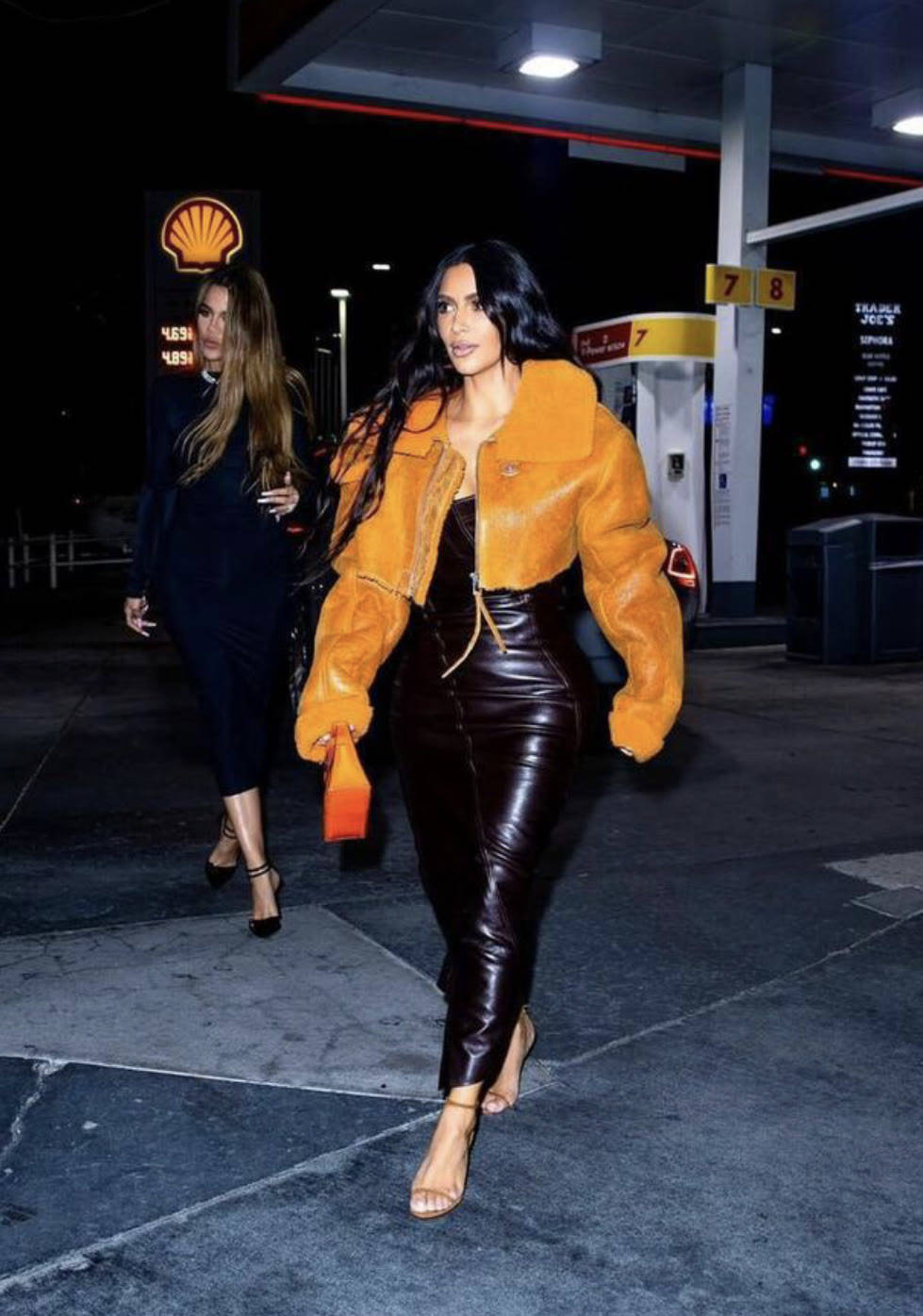 卡戴珊 卡戴珊向来敢穿，穿紧身连体衣秀身材，配玫红羽毛披肩像鸡毛掸子