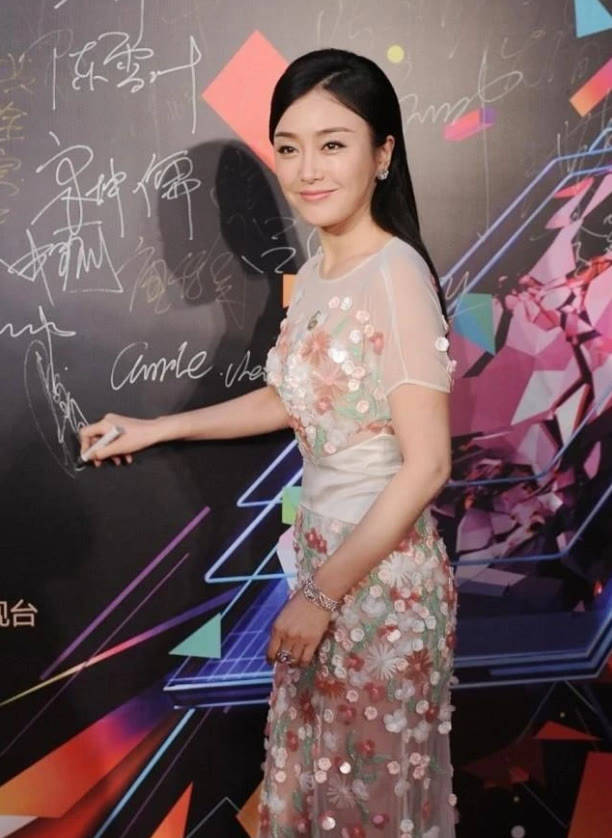 颜色 42岁秦岚放飞自我,穿“透视薄纱裙”就出席活动,配微卷发太迷人