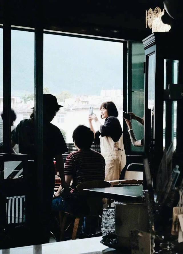 张哲轩马思纯张哲轩挽手逛街，马思纯小腿肿胀肚子微微隆起两人感情真好