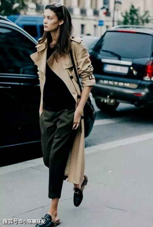 配饰 四五十岁女人选风衣，这“8不要”法则要记好，时尚大方又很高级