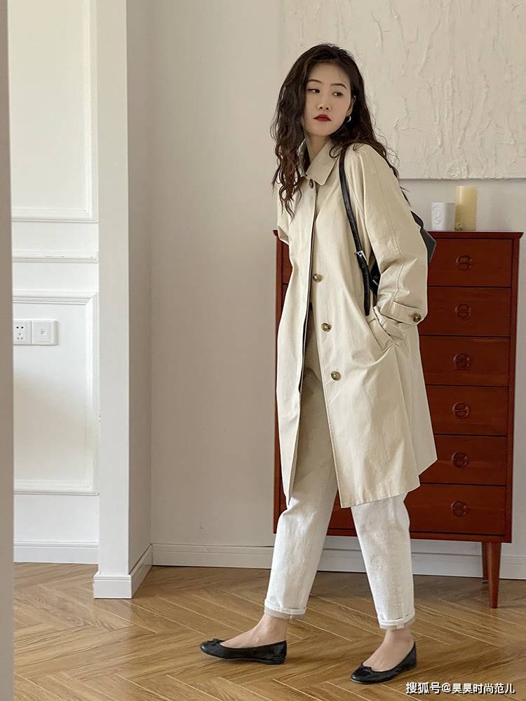 天气 入秋之后天气转凉，喜欢穿风衣就记住这4种穿法，时髦耐看显气质