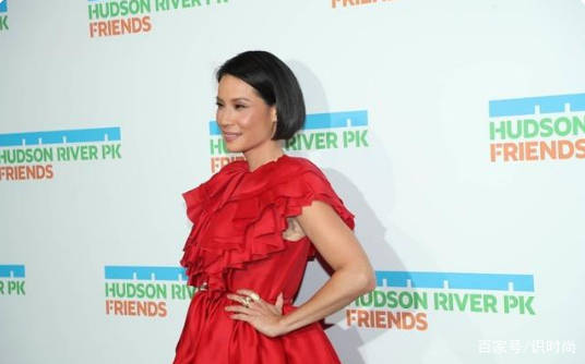 一身 刘玉玲现身国外活动，黝黑皮肤加上粗壮小腿，外国人的审美看不懂