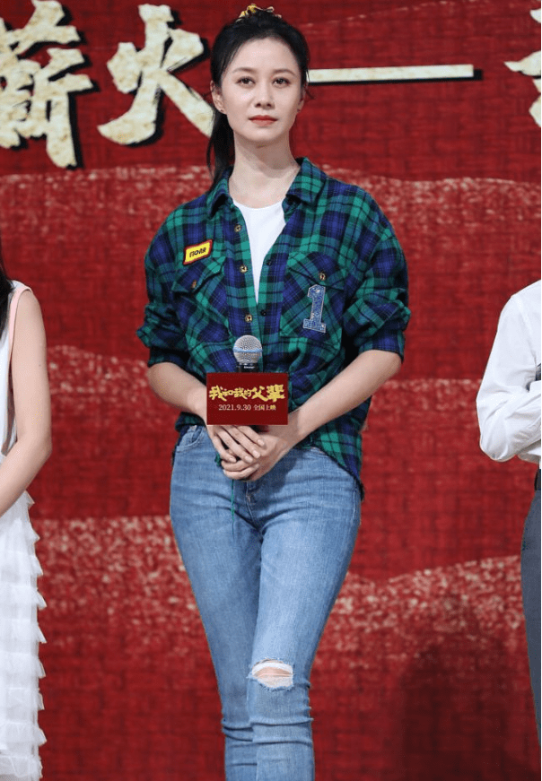 身材 43岁倪虹洁状态太好！把老土格纹穿出高级感，身材线条不输小姑娘