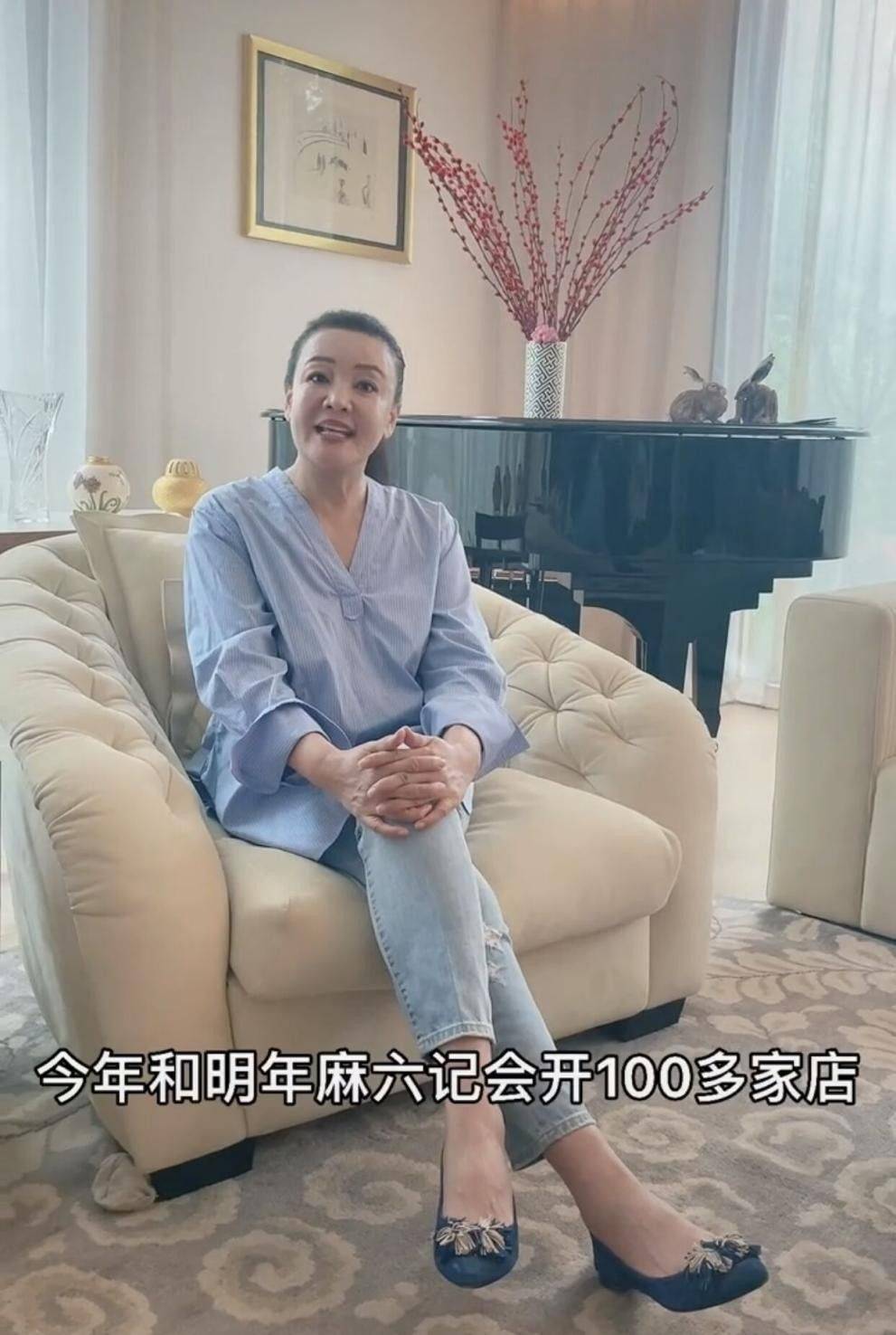 毛衣 张兰入秋后穿毛衣，配牛仔裤年轻又时髦，60老人也能穿的漂亮！