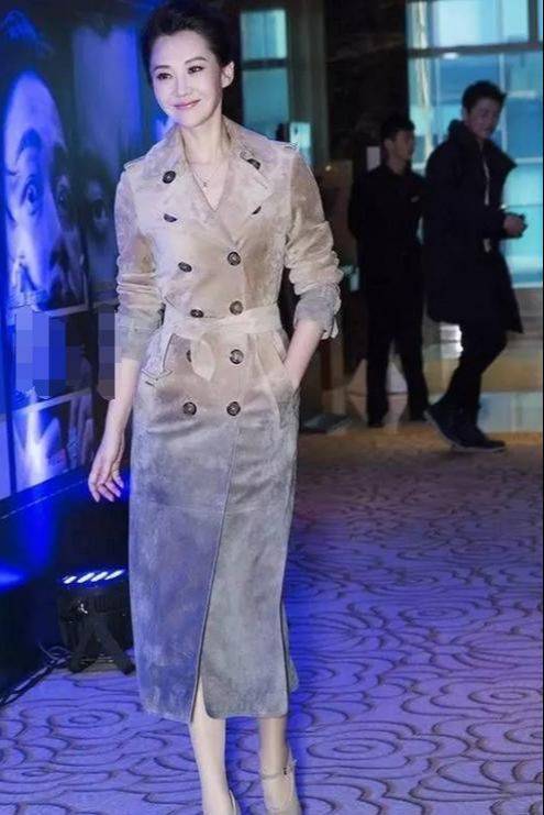 高跟鞋 女明星真够自信的，素颜半遮脸，穿芭比粉毛衣秀时尚