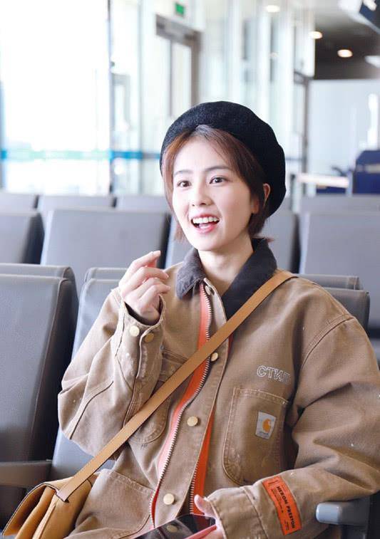 帆布鞋 白鹿终于换风格，穿卡其色夹克配黑裤，帅起来也很撩人！