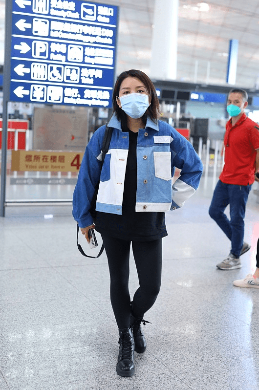 整体 女明星说瘦就瘦!何洁穿牛仔外套配紧身裤,小腿不仅细线条也匀称