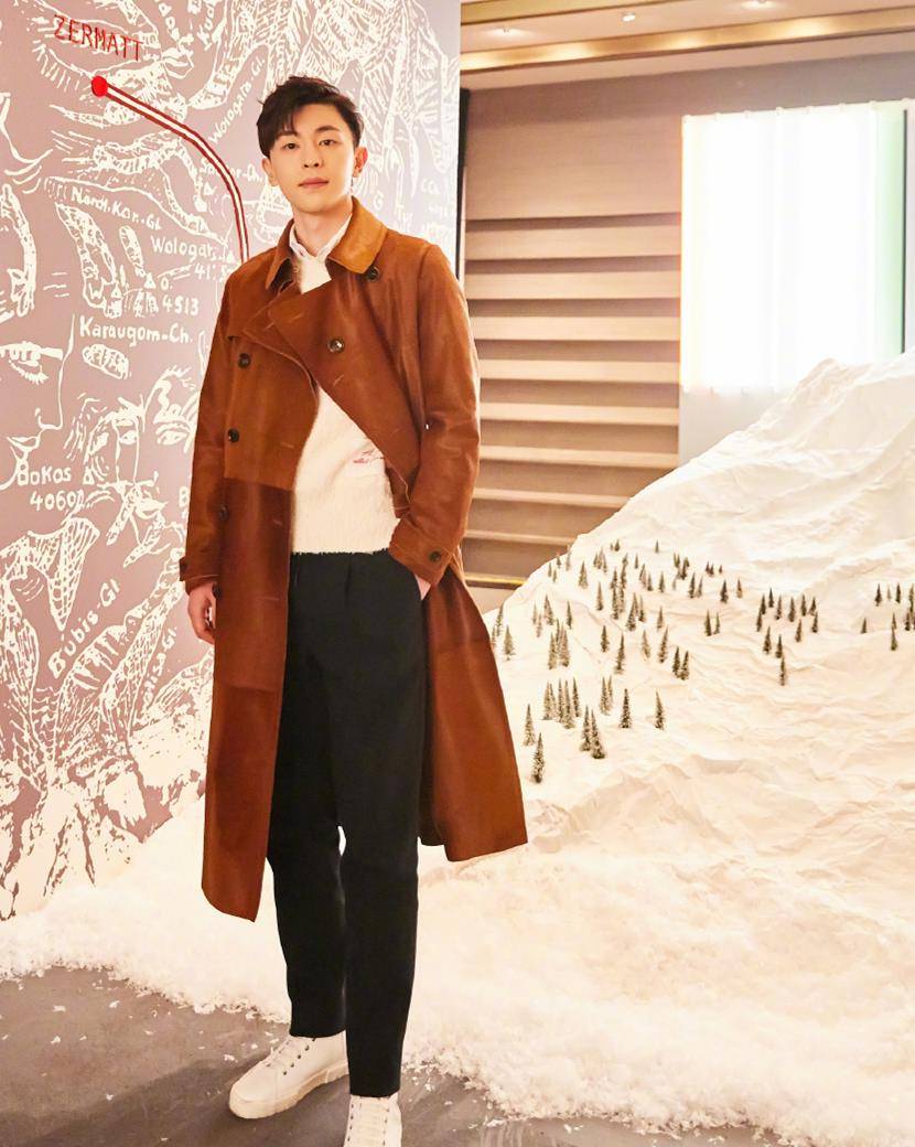 卫衣 本以为邓伦风衣造型已经够帅了，没想到换上卫衣居然别有风格！