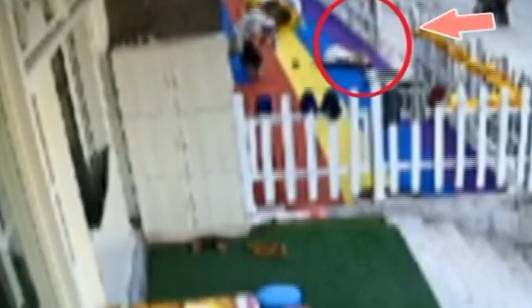 高空|太可怕了!红衣女突然从天而降,直接砸到路人头上,两人双双身亡