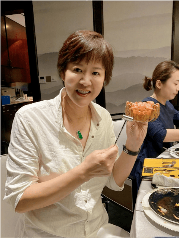 后首 郎平退休后首亮相！穿衬衫戴翡翠项链太高调，短发造型太显年轻了