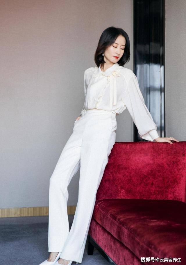 展现 刘敏涛面白唇红很贵气,“自己买冰激凌”很酷,自信独立是王道