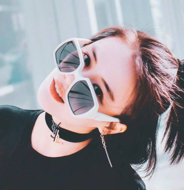 张哲轩马思纯张哲轩挽手逛街，马思纯小腿肿胀肚子微微隆起两人感情真好