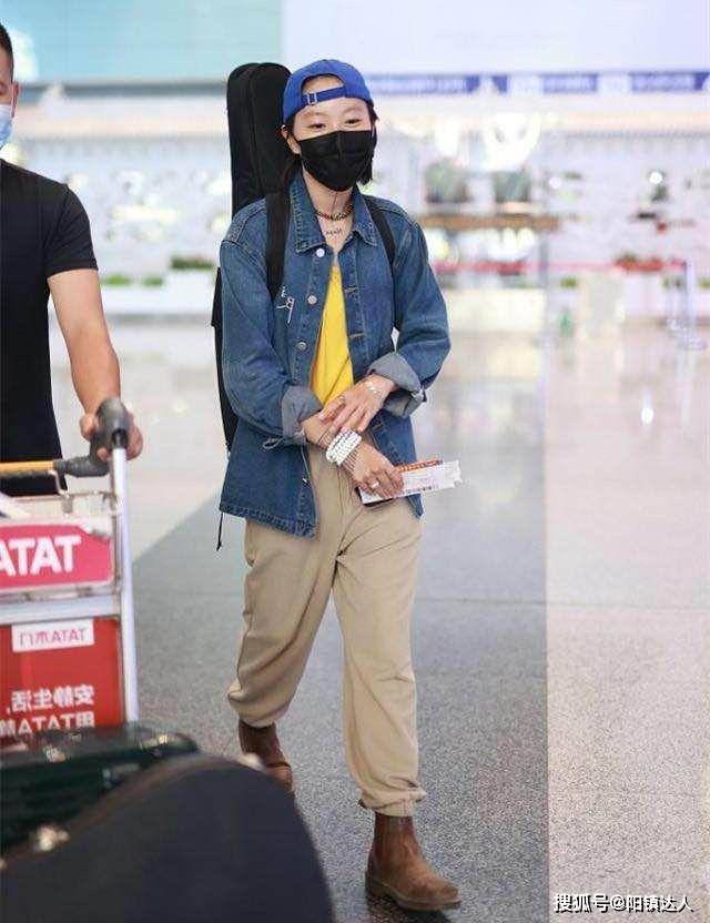 配饰 窦靖童的打扮终于“正常”，穿牛仔外套赚足眼球，真给王菲长脸了