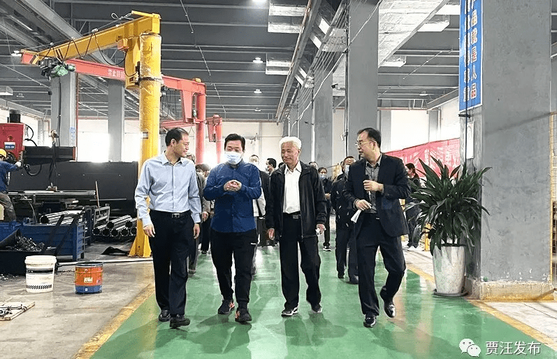 老干部们先后来到青山泉镇徐工配套产业园,徐州基础项目,房上村新时代