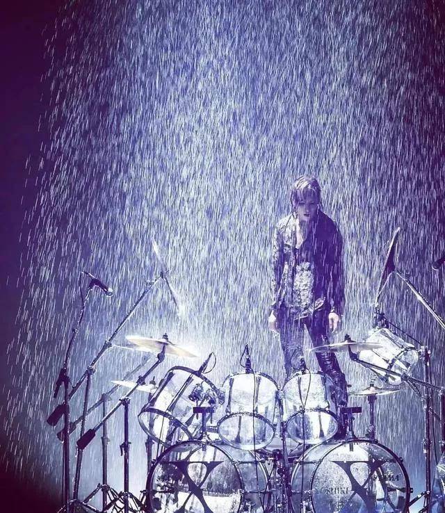 美学极具视觉冲击力的日式爆裂美学，肆意而浪漫