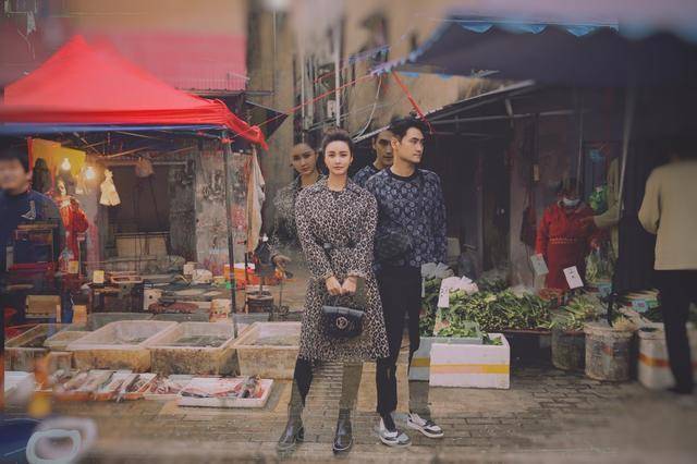 张歆艺 张歆艺彻底瘦回巅峰状态!卫衣搭T恤秀出纤细身材,与袁弘好恩爱