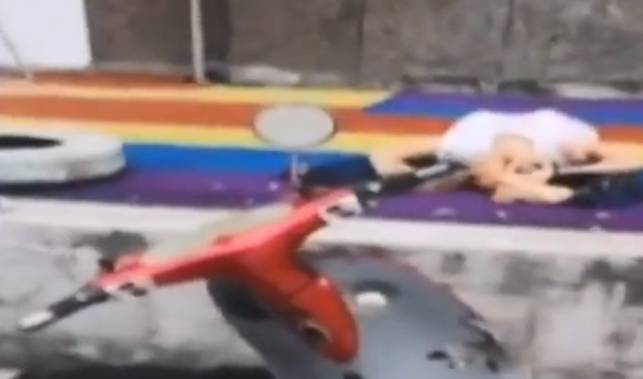 高空|太可怕了!红衣女突然从天而降,直接砸到路人头上,两人双双身亡